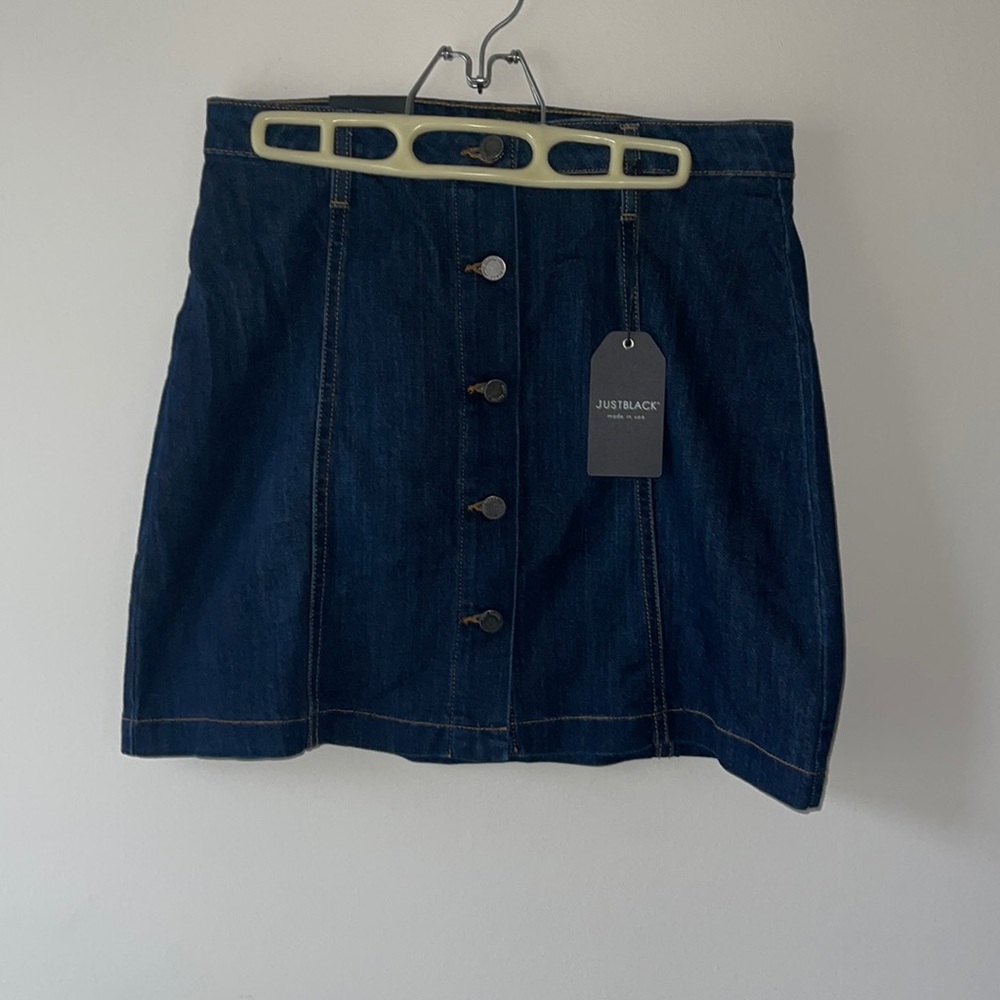 Super cute buttoned denim skirt